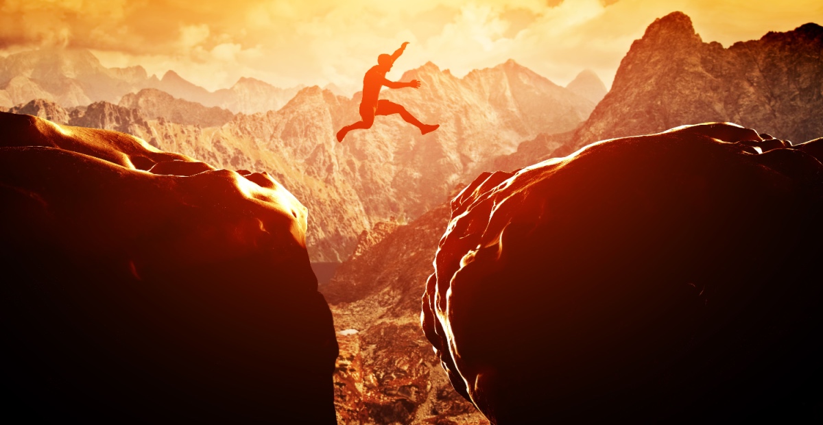 Man jumps between cliffs