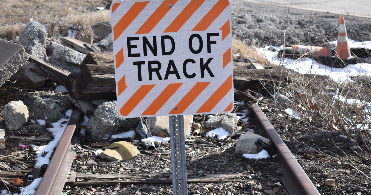 End of tracks sign on a railway line
