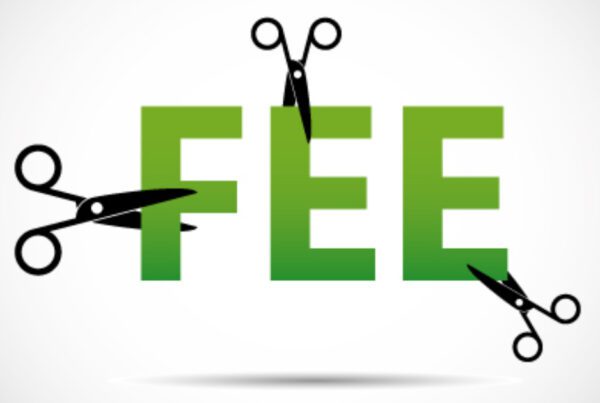 The word Fee in green cut by scissors